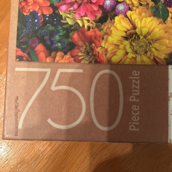Like NEW Milton Bradley 750 piece Puzzle “Summer Flowers” - Picture 7 of 7